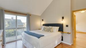 Postel nebo postele na pokoji v ubytování Royal Canoe by AvantStay Walk to the Shore Private Yard