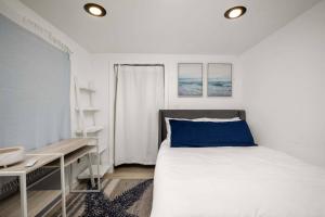 Ένα ή περισσότερα κρεβάτια σε δωμάτιο στο Seabatical on The Strand +28 φωτογραφίες