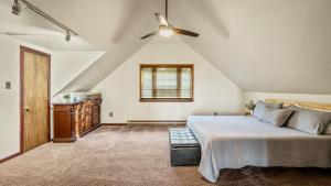 Un dormitorio con una cama y un ventilador de techo. en Sky View Chalet by AvantStay Stunning Interior Spacious Deck Hot Tub View, en Lake Harmony