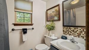 Un baño con inodoro, lavabo y espejo. en Sky View Chalet by AvantStay Stunning Interior Spacious Deck Hot Tub View, en Lake Harmony 44 fotos más