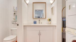 un baño con lavabo e inodoro en Walk to Beach Relax in Hot Tub Dine on the Deck LoLis Place by AvantStay, en Arch Cape 32 fotos más