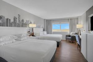 Una habitación de hotel con dos camas y una silla. en World of Blue 715 I Beautiful QQ Hotel Rooms, en Secaucus