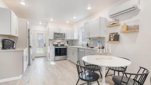 Η κουζίνα ή μικρή κουζίνα στο Bear’s Place by AvantStay Cozy Mountain Cabin in Brevard Firepit