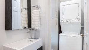 Ένα μπάνιο στο Bear’s Place by AvantStay Cozy Mountain Cabin in Brevard Firepit +19 φωτογραφίες