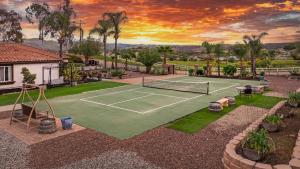Tenis a/nebo squash v ubytování Breathtaking Meadows by AvantStay Temecula Group Retreat Pool Pickleball Firepit Hot Tub nebo okolí