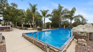 Bazén v ubytování Breathtaking Meadows by AvantStay Temecula Group Retreat Pool Pickleball Firepit Hot Tub nebo v jeho okolí
