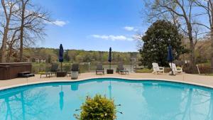 Bazén v ubytování Sleeps 22 Lakefront w Private Dock Pool 2 Houses Lake Living by AvantStay nebo v jeho okolí