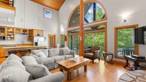 Kuchyň nebo kuchyňský kout v ubytování Mi Casa Su Casa by AvantStay Lakefront Escape