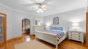 Postel nebo postele na pokoji v ubytování Mi Casa Su Casa by AvantStay Lakefront Escape