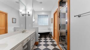 Koupelna v ubytování Mi Casa Su Casa by AvantStay Lakefront Escape + 45 fotografií