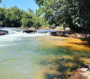 un fiume con rapide in cima di Pousada Beira Rio a Rio da Conceição Altre 2 foto