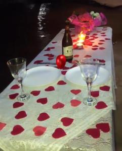 un tavolo con due bicchieri vuoti e una bottiglia di vino di Pousada Beira Rio a Rio da Conceição