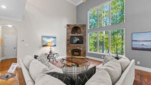 Χώρος καθιστικού στο Lakeside Landing by AvantStay Private Dock