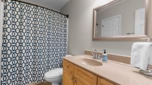 Ένα μπάνιο στο Lakeside Landing by AvantStay Private Dock +53 φωτογραφίες