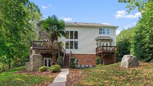 Κήπος έξω από το Lakeside Landing by AvantStay Private Dock