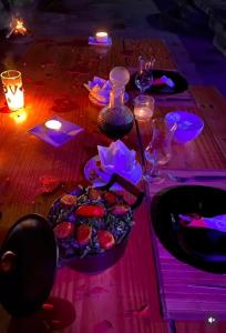 un tavolo in legno con un piatto di cibo sopra di Pousada Beira Rio a Rio da Conceição