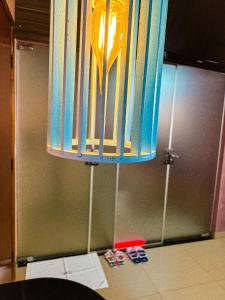 een kroonluchter boven een tafel in een keuken bij Rodotel Vênus Prime in Acreúna +16 foto's