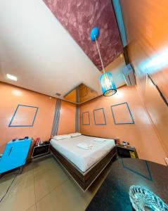 een slaapkamer met een groot bed in een kamer bij Rodotel Vênus Prime in Acreúna