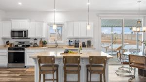 Η κουζίνα ή μικρή κουζίνα στο Pool Spa Pickleball Piano Near Pioneertown Harmony House by AvantStay