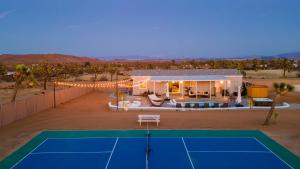 Εγκαταστάσεις για τένις ή/και σκουός στο Pool Spa Pickleball Piano Near Pioneertown Harmony House by AvantStay ή εκεί κοντά