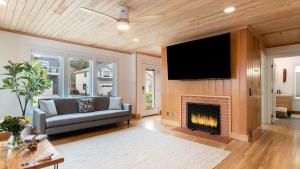 TV a/nebo společenská místnost v ubytování Grey Oak by AvantStay Coastal Charm Near Beach Golf