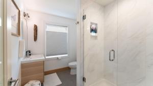 Koupelna v ubytování Grey Oak by AvantStay Coastal Charm Near Beach Golf + 30 fotografií