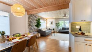 Kuchyň nebo kuchyňský kout v ubytování Grey Oak by AvantStay Coastal Charm Near Beach Golf