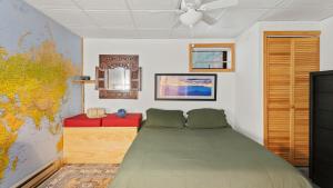 Waterside Haven by AvantStay Lakefront Hot Tub Game Room Fire Pit في Long Pond: غرفة نوم بسرير وخريطة على الحائط