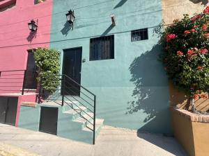 un edificio blu con scale e una porta di Secrect Jacuzzi Studio a San Miguel de Allende