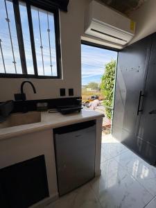una cucina con lavello e una grande finestra di Secrect Jacuzzi Studio a San Miguel de Allende