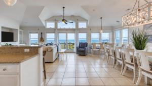 Sleeps 28 Beachfront w Pool Hot Tub Game Room Atlantic Watch by AvantStay في كيل ديفيل هيلز: مطبخ وغرفة طعام مطلة على المحيط