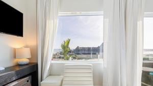 Μια τηλεόραση ή/και κέντρο ψυχαγωγίας στο Bright Cayucos Bungalow Steps to Beach Pier 3BR w Shared Firepit Lounge