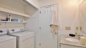 Marine View Bluff by AvantStay Waterfront Views في Greenbank: حمام ابيض مع مغسلة وموقد +36 صورة