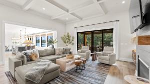 Et tv og/eller underholdning på New Saltwater Pool Spa Views Wilson Hideaway