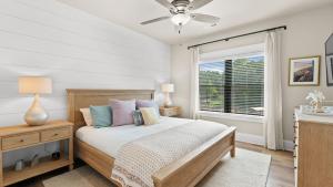 En eller flere senge i et værelse på New Saltwater Pool Spa Views Wilson Hideaway + 38 billeder