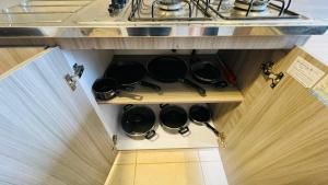 a kitchen with pots and pans on a shelf at Refugio de la cordillera in Armenia