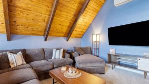 TV a/nebo společenská místnost v ubytování Polnell Point Lookout by AvantStay Water Views Hot Tub Large Patio