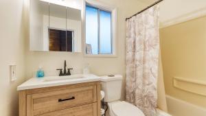 Koupelna v ubytování Polnell Point Lookout by AvantStay Water Views Hot Tub Large Patio + 33 fotografií