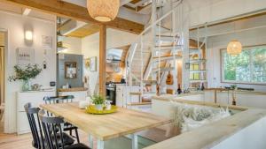 Φωτογραφία από το άλμπουμ του A-Frame Retreat Chic and Modern Forest Views Hammock Outdoor Dining Decks σε Lake Arrowhead