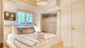 Ένα ή περισσότερα κρεβάτια σε δωμάτιο στο A-Frame Retreat Chic and Modern Forest Views Hammock Outdoor Dining Decks