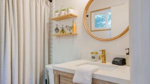 Ένα μπάνιο στο A-Frame Retreat Chic and Modern Forest Views Hammock Outdoor Dining Decks +33 φωτογραφίες