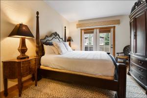 een slaapkamer met een bed en een lamp op een ladekast bij Villa 2082 - 2 Bed 2 Bath Full Kitchen villa in Mound City