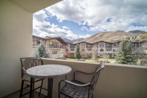 een balkon met een tafel en stoelen en uitzicht bij Villa 2082 - 2 Bed 2 Bath Full Kitchen villa in Mound City +36 foto's