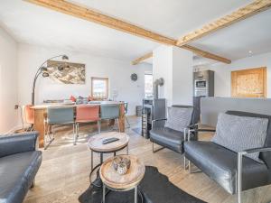 Una sala de estar con sofás y una mesa. en Chalet Adriana, en Kirchberg in Tirol