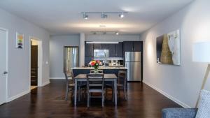 een keuken en eetkamer met een tafel en stoelen bij Bold CozySuites with gym, roof #7 in Dallas
