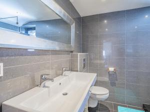 Un baño con lavabo blanco y inodoro. en Chalet Adriana, en Kirchberg in Tirol 17 fotos más