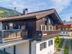 un edificio de madera con un balcón en la parte superior de un edificio en Chalet Adriana, en Kirchberg in Tirol
