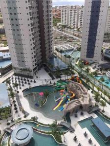 eine Luftaufnahme eines Wasserparks in einer Stadt in der Unterkunft Salinas Resort Premium in Salinópolis