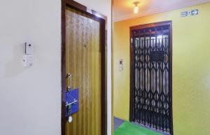 una puerta en una habitación con una puerta verde en OYO 76333 Newgen Grand, en Hyderabad