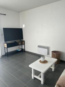 Телевизор и/или развлекательный центр в Maison Élodie